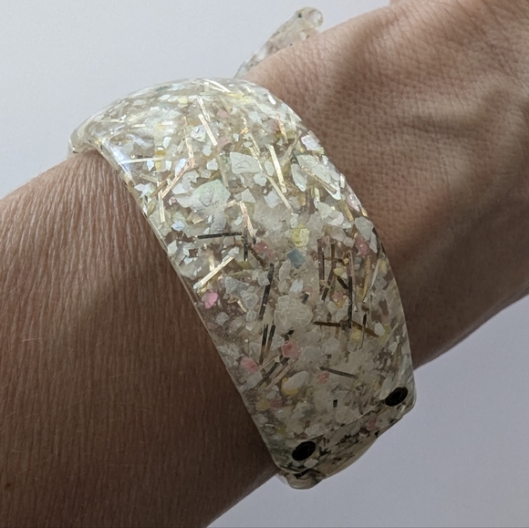 VTG Iridescent & Gold CONFETTI LUCITE Bypass Hinged Clamper CUFF BRACELET - Picture 6 of 8
